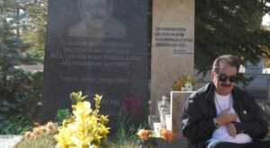 ibrahim tatlises neset ertasin mezarini ziyaret etti 5hVmThhS.jpg
