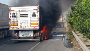 seyir halindeki tir alev alev yandi f4A2BFQU.jpg